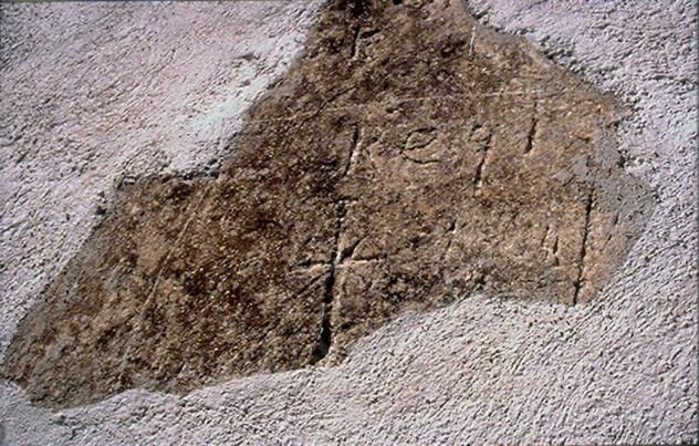 graffiti su una pietra della chiesa di sardagna